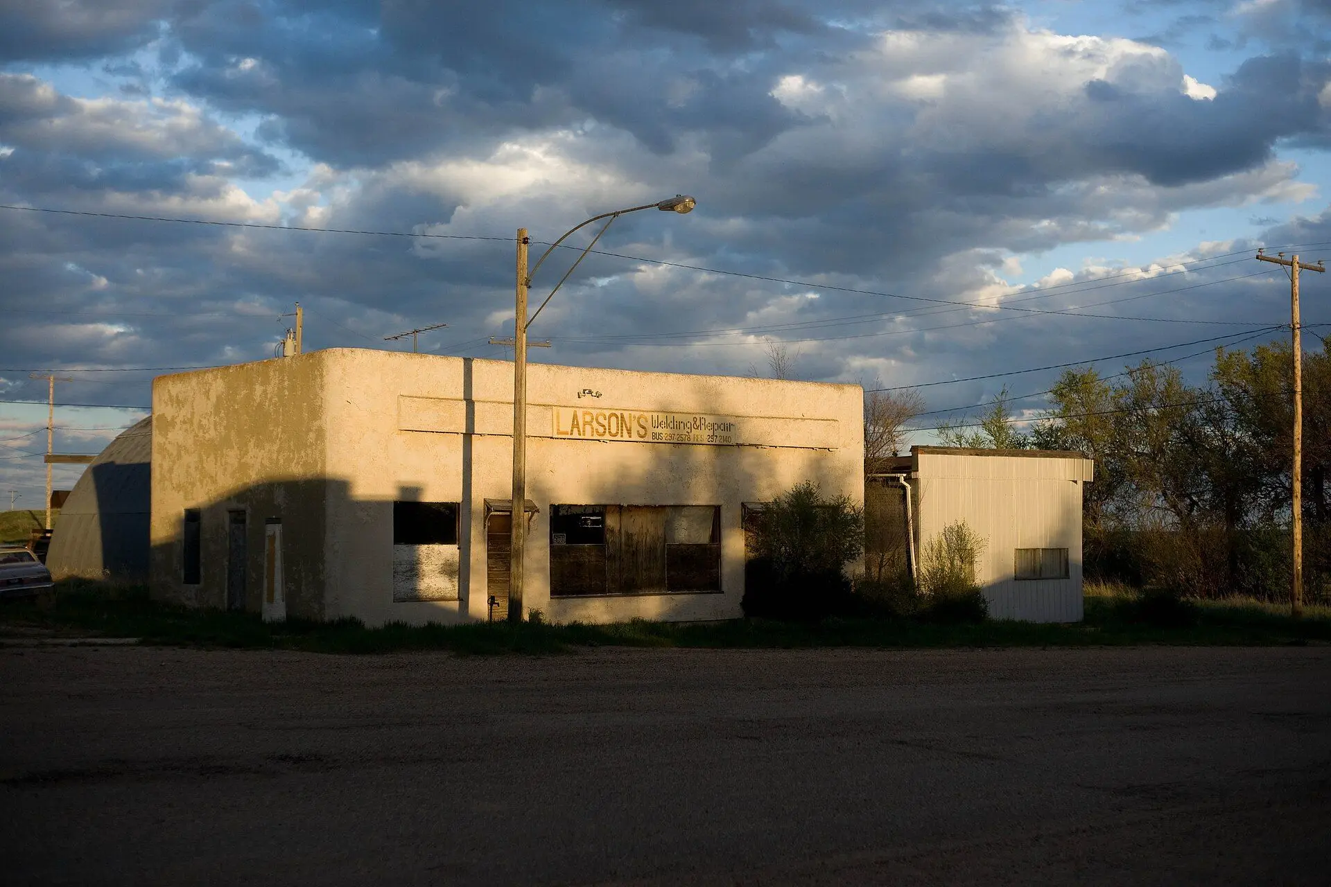 Abandoned Larson's Welding & Repair building