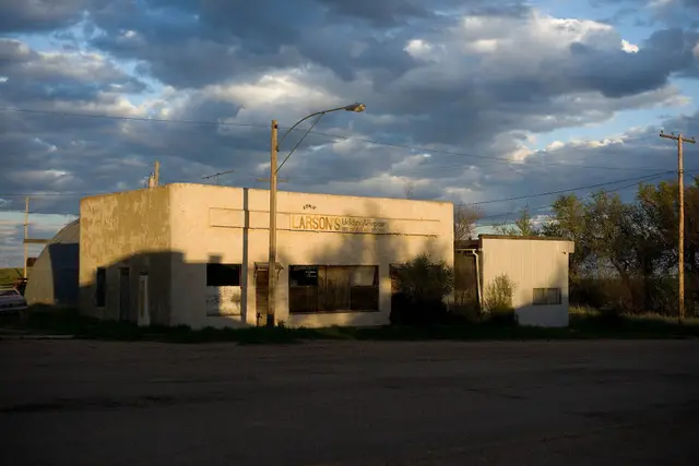 Abandoned Larson's Welding & Repair building